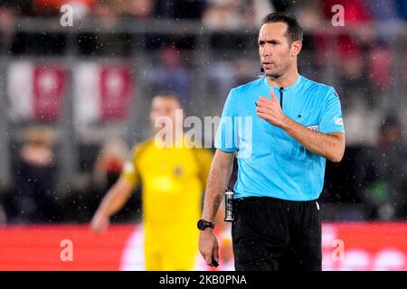 ALKMAAR, PAESI BASSI - Novembre 3: Arbitro Anastasios Papapetrou durante il Gruppo e - UEFA Europa Conference League incontro tra AZ Alkmaar e SC Dnipro-1 allo stadio AZ il 3 novembre 2022 ad Alkmaar, Paesi Bassi (Foto di Patrick Goosen/Orange Pictures) Foto Stock