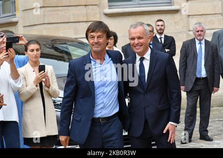 L'ex Ministro francese per la transizione ecologica e inclusiva Nicolas Hulot (L) pone con il nuovo Ministro francese per la transizione ecologica e inclusiva Francois de Rugy durante la cerimonia di consegna al Ministero dell'Ecologia di Parigi, in Francia, il 4 settembre 2018. (Foto di Daniel Pier/NurPhoto) Foto Stock