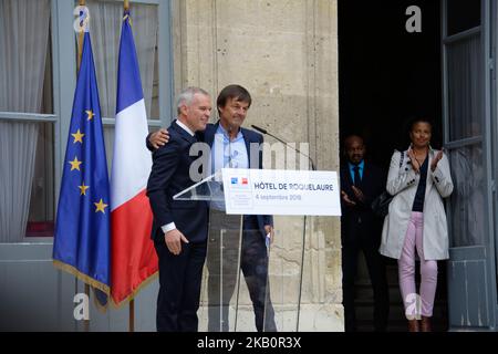 L'ex Ministro francese per la transizione ecologica e inclusiva Nicolas Hulot (R) pone con il nuovo Ministro francese per la transizione ecologica e inclusiva Francois de Rugy durante la cerimonia di consegna al Ministero dell'Ecologia di Parigi, in Francia, il 4 settembre 2018. (Foto di Daniel Pier/NurPhoto) Foto Stock