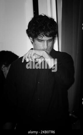 (NOTA DELL'EDITORE: L'immagine è stata convertita in bianco e nero). Louis Garrel partecipa alla fotocall 'One Nation One King (un Peuple et Son Roi)' durante il 75th° Festival del Cinema di Venezia, il 7 settembre 2018 a Venezia. (Foto di Matteo Chinellato/NurPhoto) Foto Stock