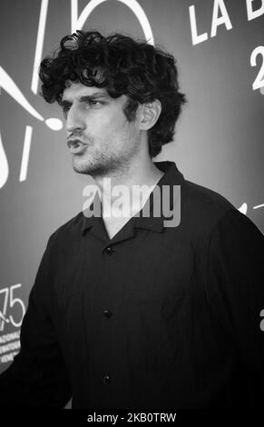 (NOTA DELL'EDITORE: L'immagine è stata convertita in bianco e nero). Louis Garrel partecipa alla fotocall 'One Nation One King (un Peuple et Son Roi)' durante il 75th° Festival del Cinema di Venezia, il 7 settembre 2018 a Venezia. (Foto di Matteo Chinellato/NurPhoto) Foto Stock