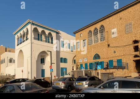 Acre, Israele - 01 novembre 2022, Case situate sul mare della città vecchia di Akko/Acre, Israele Foto Stock