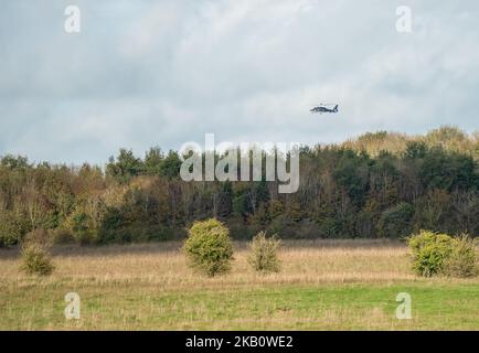 Un elicottero britannico SAS Special Air Service Dauphin (658 squadrone, Credenhill) che vola in basso sopra i boschi in un esercizio di addestramento militare, Wiltshire UK Foto Stock