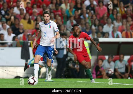 Il centrocampista italiano Jorginho (L) vies con il futuro portoghese Gelson Martins durante la UEFA Nations League Una partita di calcio di gruppo 3 Portogallo vs Italia allo stadio Luz di Lisbona, in Portogallo, il 10 settembre 2018. ( Foto di Pedro FiÃºza/NurPhoto) Foto Stock