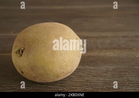 una patata budded isolata su tavola di legno Foto Stock