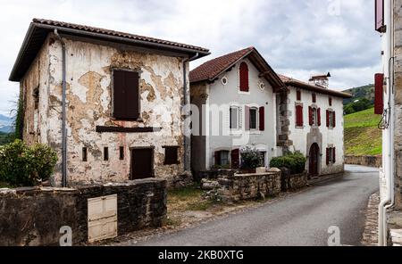 La strada principale di Ostabat - ASME nel paese basco - Francia lungo il Chemin du Puy, rotta francese della strada di San Giacomo Foto Stock