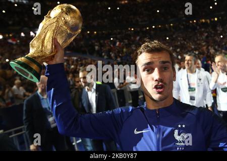 Antoine Griezmann di Francia festeggia con il Trofeo della Coppa del mondo dopo la UEFA Nations League Una partita ufficiale di gruppo tra Francia e Paesi Bassi allo Stade de France il 9 settembre 2018 a Parigi, Francia. Questa è la prima partita della squadra di calcio francese allo Stade de France dalla sua vittoria nella finale della Coppa del mondo in Russia. (Foto di Mehdi Taamallah / NurPhoto) Foto Stock