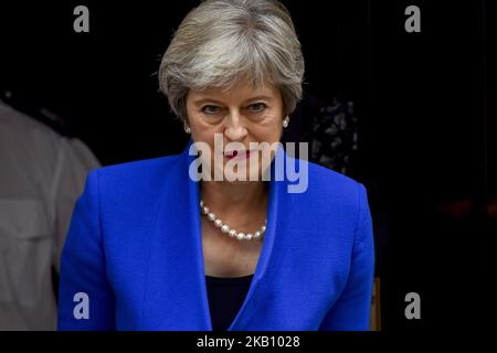 Il primo ministro britannico Theresa May lascia il 10 Downing Street mentre si dirige a Birmingham per parlare al primo "vertice mondiale sui veicoli a emissioni zero", Londra il 11 settembre 2018. (Foto di Alberto Pezzali/NurPhoto) Foto Stock