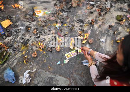 I devoti nepalesi che offrono bastoncini di fragranze durante le celebrazioni del festival Teej al Tempio di Pashupatinath, Katmandu, Nepal, mercoledì 12 settembre 2018. Il festival di Teej è celebrato dalle donne indù in Nepal e in alcune parti dell'India. Durante la festa di tre giorni, le donne osservano un digiuno di un giorno e pregano per la lunga vita i loro mariti così come per una famiglia felice. Coloro che non sono sposati pregano per un buon marito e per una lunga vita. (Foto di Narayan Maharjan/NurPhoto) Foto Stock