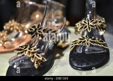 Le scarpe sono esposte alla presentazione di S. Novio durante la London Fashion Week del 2018 settembre a Londra il 15 settembre 2018. (Foto di Alberto Pezzali/NurPhoto) Foto Stock