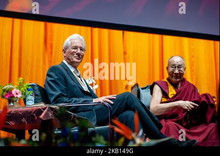 Il leader spirituale tibetano Dalai lama (R) parla con l'attore americano Richard Gere (L) durante una conferenza sulla Campagna internazionale per il Tibet ad Ahoy a Rotterdam, il 16 settembre 2018. Il Dalai lama, di 83 anni, si trova nei Paesi Bassi per quattro giorni. (Foto di Romy Arroyo Fernandez/NurPhoto) Foto Stock