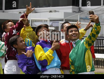 I fantini prendono un selfie prima di una gara di corse di cavalli all'ippodromo di Nang Loeng a Bangkok il 16 settembre 2018. La storica pista da corsa di cavalli secolare del Royal Turf Club della Thailandia sotto il Patronaggio reale o l'ippodromo di Nang Loeng chiuderà la sua porta alla fine di settembre 2018 dopo essere stato utilizzato come luogo di corse di cavalli per 102 anni. Il Royal Turf Club, comunemente noto come l'ippodromo di Nang Loeng, è stato ufficialmente aperto il 18 dicembre 1916 o 102 anni fa dal Re Rama VI o dal Re Vajiravudh. (Foto di Chaiwat Subprasom/NurPhoto) Foto Stock