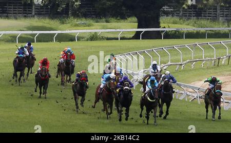 Corse di cavalli all'ippodromo di Nang Loeng a Bangkok il 16 settembre 2018. La storica pista da corsa di cavalli secolare del Royal Turf Club della Thailandia sotto il Patronaggio reale o l'ippodromo di Nang Loeng chiuderà la sua porta alla fine di settembre 2018 dopo essere stato utilizzato come luogo di corse di cavalli per 102 anni. Il Royal Turf Club, comunemente noto come l'ippodromo di Nang Loeng, è stato ufficialmente aperto il 18 dicembre 1916 o 102 anni fa dal Re Rama VI o dal Re Vajiravudh. (Foto di Chaiwat Subprasom/NurPhoto) Foto Stock