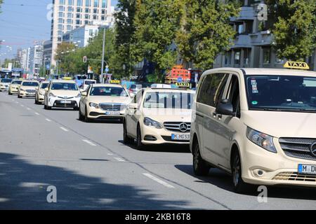 Più di 1000 tassisti hanno protestato a Monaco contro Uber e le condizioni di lavoro sleali, il 18 settembre 2018. (Foto di Alexander Pohl/NurPhoto) Foto Stock