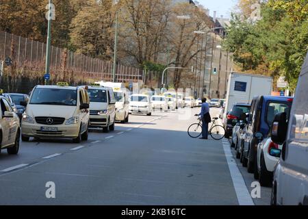 Più di 1000 tassisti hanno protestato a Monaco contro Uber e le condizioni di lavoro sleali, il 18 settembre 2018. (Foto di Alexander Pohl/NurPhoto) Foto Stock