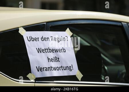 Più di 1000 tassisti hanno protestato a Monaco contro Uber e le condizioni di lavoro sleali, il 18 settembre 2018. (Foto di Alexander Pohl/NurPhoto) Foto Stock