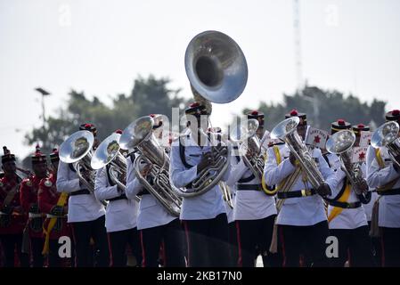 Il personale della banda dell'esercito nepalese con il suo strumento musicale partecipa alla celebrazione della Giornata della Costituzione al Padiglione dell'esercito nepalese, Tundikhel, Kathmandu, Nepal, mercoledì 19 settembre, 2018. (Foto di Narayan Maharjan/NurPhoto) Foto Stock