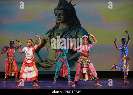 Gli studenti della Nritya Kala Mandir School of Indian Classical Dance eseguono una danza Bharatnatyam in onore di Lord Shiva durante lo stravaganza di danza Nrityotsava a Toronto, Ontario, Canada, il 8 settembre 2018. Nrityotsava ha offerto agli studenti l'opportunità di mostrare i loro talenti, abbracciando al contempo la loro cultura e il loro patrimonio. (Foto di Creative Touch Imaging Ltd./NurPhoto) Foto Stock