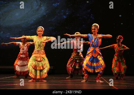 Gli studenti della Nritya Kala Mandir School of Indian Classical Dance eseguono una danza Bharatnatyam in onore di Lord Hanuman durante lo stravaganza di danza Nrityotsava a Toronto, Ontario, Canada, il 8 settembre 2018. Nrityotsava ha offerto agli studenti l'opportunità di mostrare i loro talenti, abbracciando al contempo la loro cultura e il loro patrimonio. (Foto di Creative Touch Imaging Ltd./NurPhoto) Foto Stock