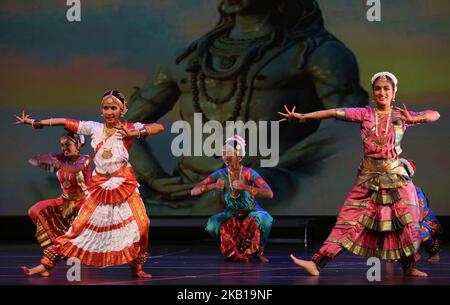 Gli studenti della Nritya Kala Mandir School of Indian Classical Dance eseguono una danza Bharatnatyam in onore di Lord Shiva durante lo stravaganza di danza Nrityotsava a Toronto, Ontario, Canada, il 8 settembre 2018. Nrityotsava ha offerto agli studenti l'opportunità di mostrare i loro talenti, abbracciando al contempo la loro cultura e il loro patrimonio. (Foto di Creative Touch Imaging Ltd./NurPhoto) Foto Stock