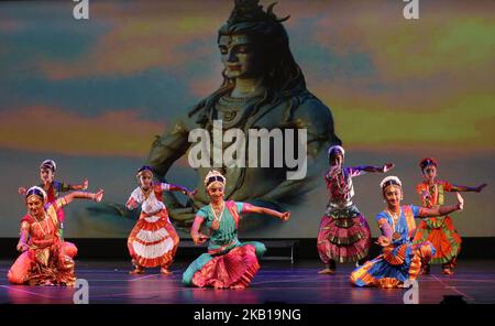 Gli studenti della Nritya Kala Mandir School of Indian Classical Dance eseguono una danza Bharatnatyam in onore di Lord Shiva durante lo stravaganza di danza Nrityotsava a Toronto, Ontario, Canada, il 8 settembre 2018. Nrityotsava ha offerto agli studenti l'opportunità di mostrare i loro talenti, abbracciando al contempo la loro cultura e il loro patrimonio. (Foto di Creative Touch Imaging Ltd./NurPhoto) Foto Stock