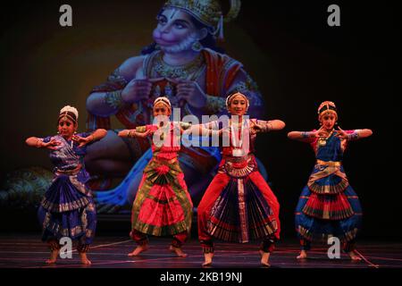 Gli studenti della Nritya Kala Mandir School of Indian Classical Dance eseguono una danza Bharatnatyam in onore di Lord Hanuman durante lo stravaganza di danza Nrityotsava a Toronto, Ontario, Canada, il 8 settembre 2018. Nrityotsava ha offerto agli studenti l'opportunità di mostrare i loro talenti, abbracciando al contempo la loro cultura e il loro patrimonio. (Foto di Creative Touch Imaging Ltd./NurPhoto) Foto Stock