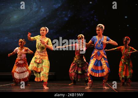 Gli studenti della Nritya Kala Mandir School of Indian Classical Dance eseguono una danza Bharatnatyam in onore di Lord Hanuman durante lo stravaganza di danza Nrityotsava a Toronto, Ontario, Canada, il 8 settembre 2018. Nrityotsava ha offerto agli studenti l'opportunità di mostrare i loro talenti, abbracciando al contempo la loro cultura e il loro patrimonio. (Foto di Creative Touch Imaging Ltd./NurPhoto) Foto Stock