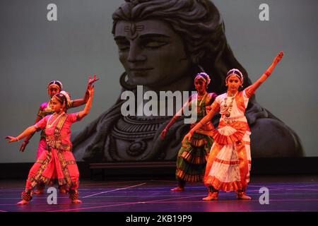 Gli studenti della Nritya Kala Mandir School of Indian Classical Dance eseguono una danza Bharatnatyam in onore di Lord Shiva durante lo stravaganza di danza Nrityotsava a Toronto, Ontario, Canada, il 8 settembre 2018. Nrityotsava ha offerto agli studenti l'opportunità di mostrare i loro talenti, abbracciando al contempo la loro cultura e il loro patrimonio. (Foto di Creative Touch Imaging Ltd./NurPhoto) Foto Stock