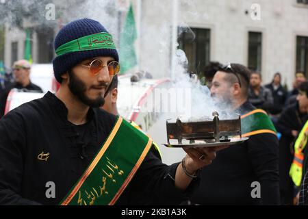 L'uomo tiene incenso per benedire i partecipanti mentre i lutto musulmani sciiti prendono parte ad una processione di Muharram a Toronto, Ontario, Canada, il 20 settembre 2018. Centinaia di musulmani sciiti scesero per le strade per commemorare la morte del terzo Imam, Hussein, ucciso insieme a 72 dei suoi compagni in una battaglia contro l'esercito del VII secolo califfo Yazid. In linea con la natura militare di queste processioni di Ashura, i lutto simulano l'autoflagellazione e si inculano sulle loro casse fino al grumo di un tamburo di basso e al crepitio di un serpente. (Foto di Creative Touch Imaging Ltd./NurPhoto) Foto Stock