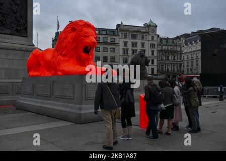 Un'installazione con un leone rosso brillante dal titolo "Please Feed the Lions" del designer britannico es Devlin è raffigurata alla base della colonna di Nelson a Trafalgar Square, Londra, il 20 settembre 2018. L'installazione fa parte del London Design Festival, che si tiene dal 15th al 23rd settembre. (Foto di Alberto Pezzali/NurPhoto) Foto Stock