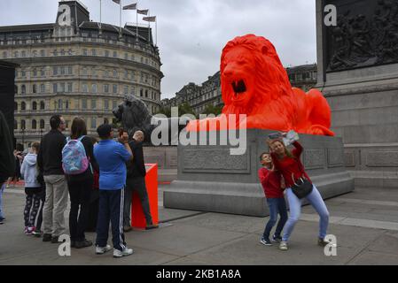 Un'installazione con un leone rosso brillante dal titolo "Please Feed the Lions" del designer britannico es Devlin è raffigurata alla base della colonna di Nelson a Trafalgar Square, Londra, il 20 settembre 2018. L'installazione fa parte del London Design Festival, che si tiene dal 15th al 23rd settembre. (Foto di Alberto Pezzali/NurPhoto) Foto Stock