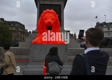 Un'installazione con un leone rosso brillante dal titolo "Please Feed the Lions" del designer britannico es Devlin è raffigurata alla base della colonna di Nelson a Trafalgar Square, Londra, il 20 settembre 2018. L'installazione fa parte del London Design Festival, che si tiene dal 15th al 23rd settembre. (Foto di Alberto Pezzali/NurPhoto) Foto Stock