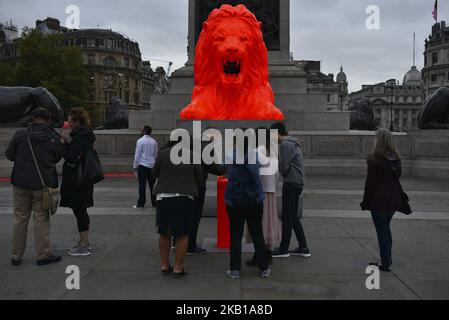 Un'installazione con un leone rosso brillante dal titolo "Please Feed the Lions" del designer britannico es Devlin è raffigurata alla base della colonna di Nelson a Trafalgar Square, Londra, il 20 settembre 2018. L'installazione fa parte del London Design Festival, che si tiene dal 15th al 23rd settembre. (Foto di Alberto Pezzali/NurPhoto) Foto Stock