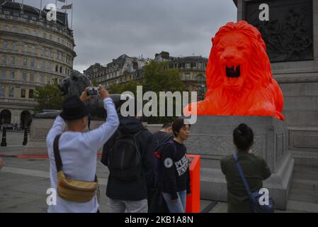 Un'installazione con un leone rosso brillante dal titolo "Please Feed the Lions" del designer britannico es Devlin è raffigurata alla base della colonna di Nelson a Trafalgar Square, Londra, il 20 settembre 2018. L'installazione fa parte del London Design Festival, che si tiene dal 15th al 23rd settembre. (Foto di Alberto Pezzali/NurPhoto) Foto Stock