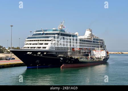 Pireo, Atene, Grecia - 2022 giugno: La nave da crociera Azamara viene rifornita da una piccola nave petroliera nel porto del Pireo. Foto Stock