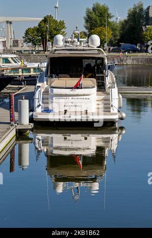 Anversa, Belgio - Agosto 2022: Vista posteriore del lussuoso motoscafo Monkey Business ormeggio in uno dei porti della città Foto Stock