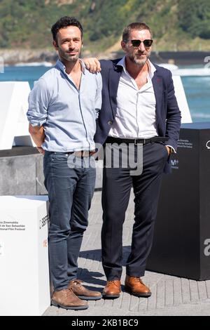 Rodrigo Sorogoyen (L) e Antonio de la Torre (R) sono presenti alla Photocall 'El Reino' durante il 66th° Festival di San Sebastian a San Sebastian il 22 settembre 2018 a San Sebastian, Spagna. (Foto di Manuel Romano/NurPhoto) Foto Stock