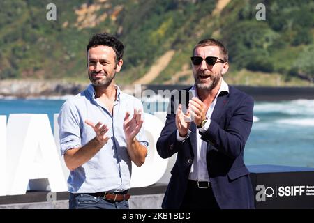 Rodrigo Sorogoyen (L) e Antonio de la Torre (R) sono presenti alla Photocall 'El Reino' durante il 66th° Festival di San Sebastian a San Sebastian il 22 settembre 2018 a San Sebastian, Spagna. (Foto di Manuel Romano/NurPhoto) Foto Stock