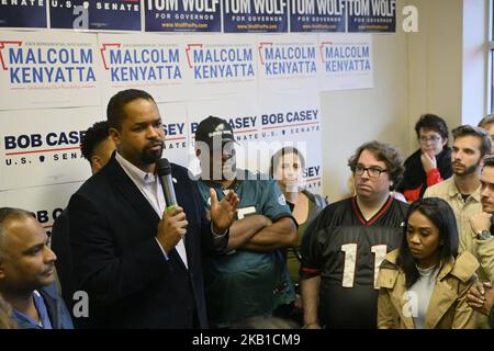 Giorni dopo un rally nella città di Barack Obama il Sen. Elizabeth Warren (D-ma) si unisce al Sen. Bob Casey (D-PA) per sostenere la sua campagna di rielezione in un evento di inizio canvas in un ufficio di campo a North Philadelphia, PA, il 23 settembre 2018. (Foto di Bastiaan Slabbers/NurPhoto) Foto Stock