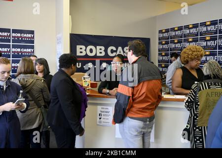 Giorni dopo un rally nella città di Barack Obama il Sen. Elizabeth Warren (D-ma) si unisce al Sen. Bob Casey (D-PA) per sostenere la sua campagna di rielezione in un evento di inizio canvas in un ufficio di campo a North Philadelphia, PA, il 23 settembre 2018. (Foto di Bastiaan Slabbers/NurPhoto) Foto Stock