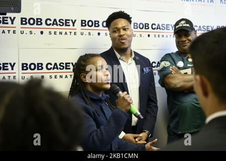 Giorni dopo un rally nella città di Barack Obama il Sen. Elizabeth Warren (D-ma) si unisce al Sen. Bob Casey (D-PA) per sostenere la sua campagna di rielezione in un evento di inizio canvas in un ufficio di campo a North Philadelphia, PA, il 23 settembre 2018. (Foto di Bastiaan Slabbers/NurPhoto) Foto Stock