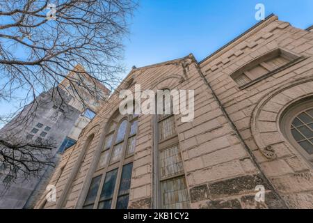 Vecchia chiesa con pareti esterne in pietra grezza e finestre ad arco a San Antonio Texas Foto Stock