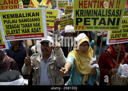 Gli Hundreed dei popoli dal fronte di lotta della gente conducono un raduno durante la commemorazione del giorno nazionale dell'agricoltore fuori dell'ambasciata degli Stati Uniti a Jakarta lunedì 24 settembre 2018. Nell'azione, rifiutano la politica governativa sulla riforma agraria che si ritiene faccia pressione sulla popolazione, e invece si schierano a fianco delle società controllate dall'imperialismo attraverso i suoi strumenti, vale a dire il Fondo monetario internazionale (FMI) e la Banca mondiale (WB), che utilizzano investimenti e debito. Per questo motivo essi rifiutano anche l'incontro tra l'Indonesia e il FMI-Banca mondiale del 8-14 ottobre 2018 a Bali. (Foto di Aditya Irawan/N Foto Stock