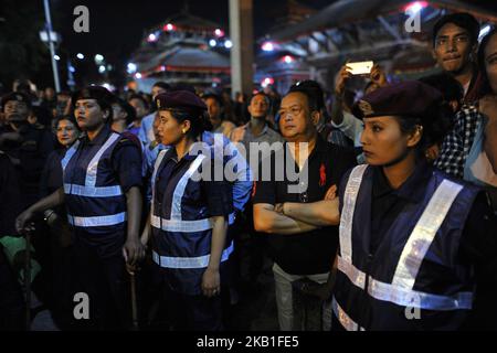 La polizia nepalese di sicurezza intorno ai locali di giovani donne e donne bevande Santa birra di riso fuoriesce dalla bocca l'enorme maschera di idolo Swet Bharab durante Indra Jatra Festival celebrato a Basantapur Durbar Square, Kathmandu, Nepal Mercoledì, 26 settembre 2018. Indra Jatra è la celebrazione del giorno di Dio Indra, il re dei cieli. Indra Jatra è festival si celebra in Basantapur Durbar Square, Kathmandu, Nepal. Indra Jatra è uno dei festival importanti del Nepal che celebra la fine del monsone. Il festival più grande in cui Kumari si presenta al pubblico è Indra Jatra. Sulla seguente Foto Stock