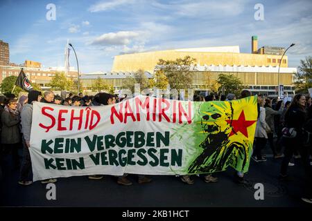 La gente partecipa a una dimostrazione del fatto che Erdogan non è il benvenuto per protestare contro la visita del presidente turco Recep Tayyip Erdogan a Berlino, in Germania, il 28 settembre 2018. Erdogan è in visita ufficiale di Stato dal 27 al 29 settembre 2018. (Foto di Emmanuele Contini/NurPhoto) Foto Stock