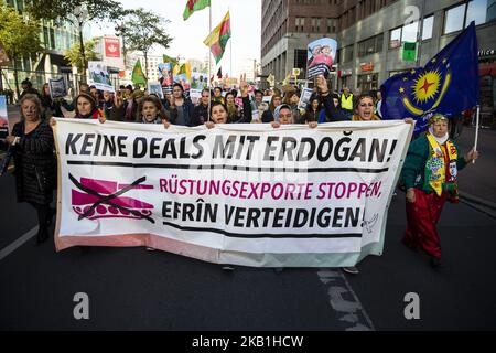 La gente partecipa a una dimostrazione del fatto che Erdogan non è il benvenuto per protestare contro la visita del presidente turco Recep Tayyip Erdogan a Berlino, in Germania, il 28 settembre 2018. Erdogan è in visita ufficiale di Stato dal 27 al 29 settembre 2018. (Foto di Emmanuele Contini/NurPhoto) Foto Stock