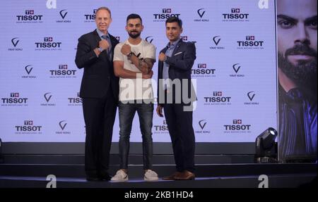 (L-R) Olivier Cosandier VP Sales Tissot a Swatch Group, Virat Kolhi un cricketer internazionale indiano che attualmente capisce la nazionale indiana e Puneet Mathur, Brand Manager, Tissot India alla presentazione della loro edizione speciale Tissot CHRONO XL Classic presso l'hotel Taj Land termina a Mumbai il 26 settembre, 2018. Il Tissot Chrono XL Classic edito appositamente per Virat Kohli incarna un insieme unico di personalizzazioni che personificano Tissot Ambassador. Conosciuto come Tissot Chrono XL Classic Virat Kohli 2018, l'orologio presenta il suo logo blu scuro inciso sul suo caseback bianco serigrafato e un Foto Stock