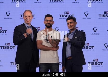 (L-R) Olivier Cosandier VP Sales Tissot a Swatch Group, Virat Kolhi un cricketer internazionale indiano che attualmente capisce la nazionale indiana e Puneet Mathur, Brand Manager, Tissot India alla presentazione della loro edizione speciale Tissot CHRONO XL Classic presso l'hotel Taj Land termina a Mumbai il 26 settembre, 2018. Il Tissot Chrono XL Classic edito appositamente per Virat Kohli incarna un insieme unico di personalizzazioni che personificano Tissot Ambassador. Conosciuto come Tissot Chrono XL Classic Virat Kohli 2018, l'orologio presenta il suo logo blu scuro inciso sul suo caseback bianco serigrafato e un Foto Stock