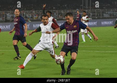 Il giocatore di leggende del FC Barcelona Javier Saviola (C) combatte per la palla contro i giocatori delle leggende del FC e di Mohun Bagan AC durante una partita di esibizione tra le leggende del FC Barcelona e le leggende del Mohun Bagan AC allo stadio Yuva Bharati Kirrangan di Kolkata il 28 settembre 2018. FC Barcellona 6 Goal e Mohanbagan - 0. (Foto di Debajyoti Chakraborty/NurPhoto) Foto Stock