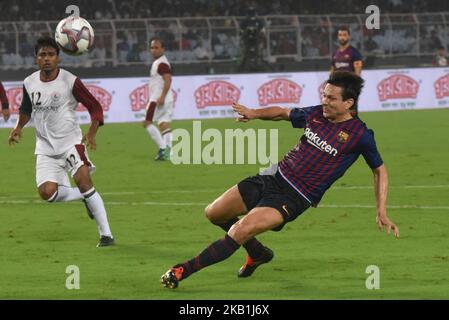 Il giocatore di leggende del FC Barcelona Javier Saviola (C) combatte per la palla contro i giocatori delle leggende del FC e di Mohun Bagan AC durante una partita di esibizione tra le leggende del FC Barcelona e le leggende del Mohun Bagan AC allo stadio Yuva Bharati Kirrangan di Kolkata il 28 settembre 2018. FC Barcellona 6 Goal e Mohanbagan - 0. (Foto di Debajyoti Chakraborty/NurPhoto) Foto Stock